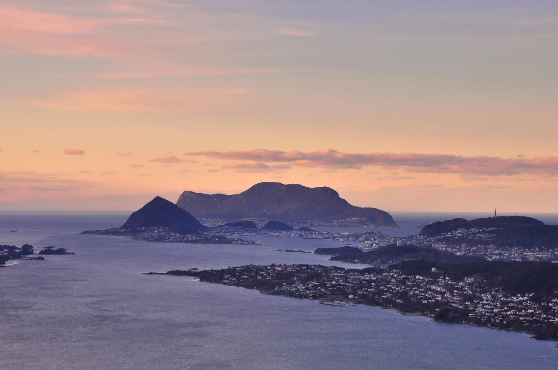 Ålesund og øyene utenfor i lavt kveldslys, sett ovenfra