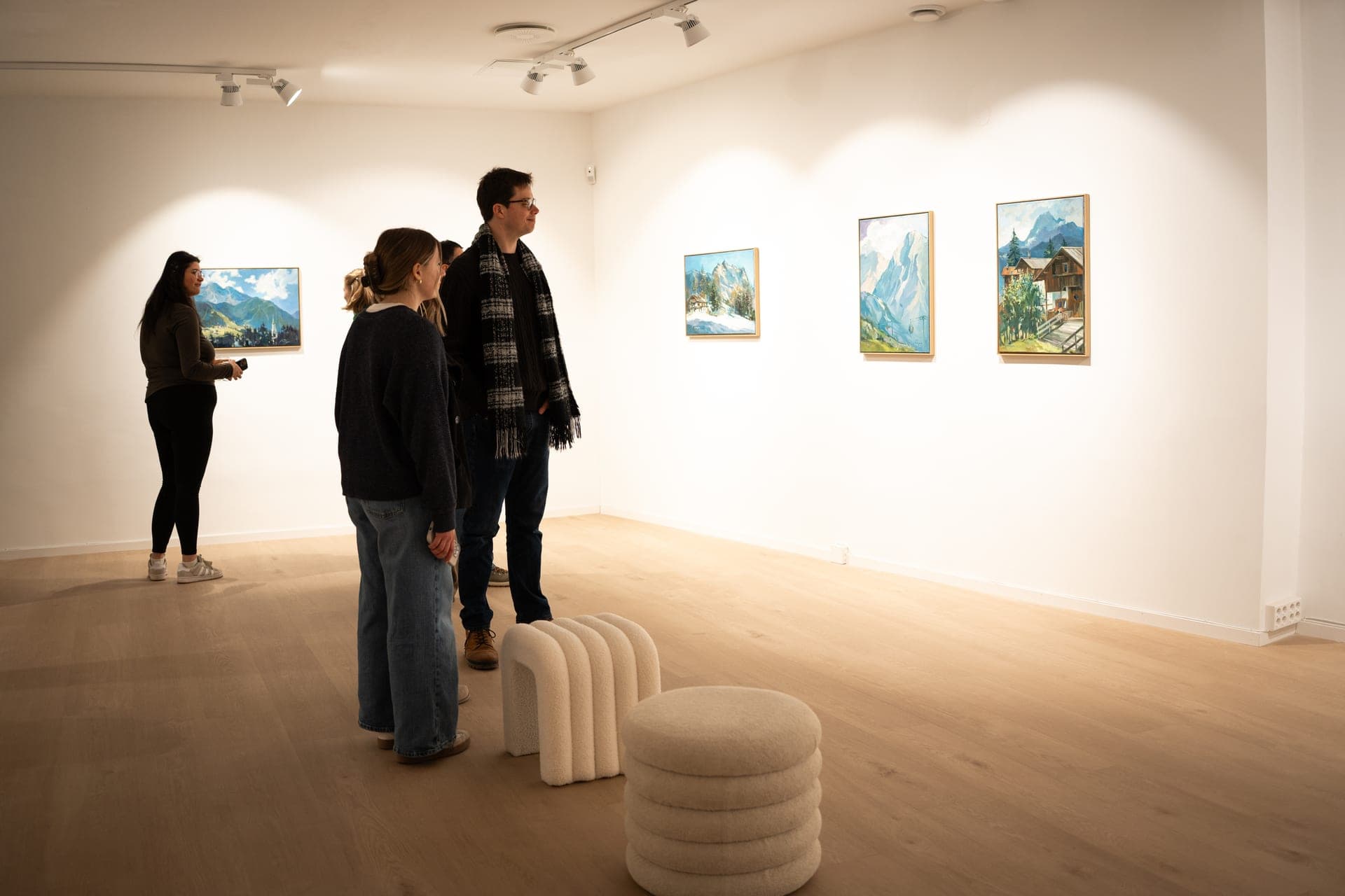 Galleriet rigget med arbeider på veggene og sitteplasser midt i rommet