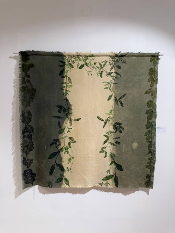 Tekstilverk av Marianne Skjong, Kaprifolium, hengende i galleriet