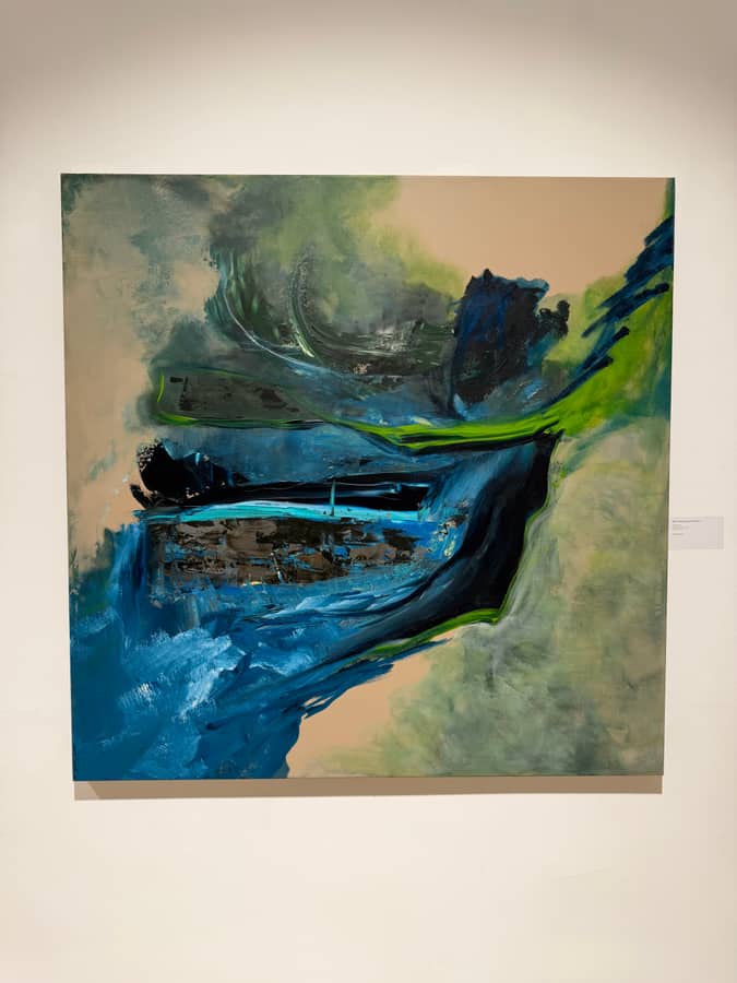Maleri av Marit Oddbjørg Ormseth, Ankomst, hengende i galleriet