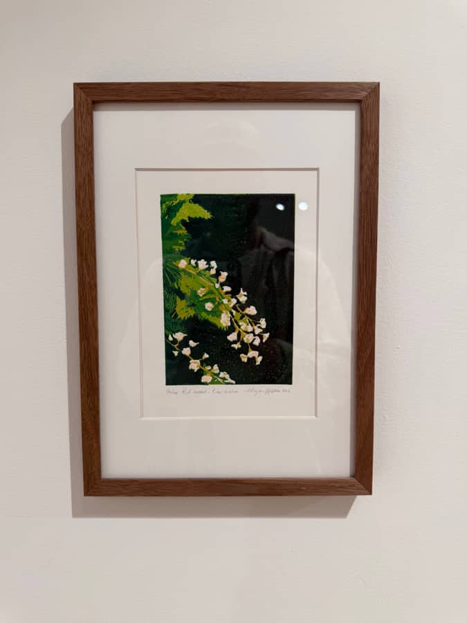 Linosnitt av Marjan Dijkstra, Red currant, innrammet i galleriet