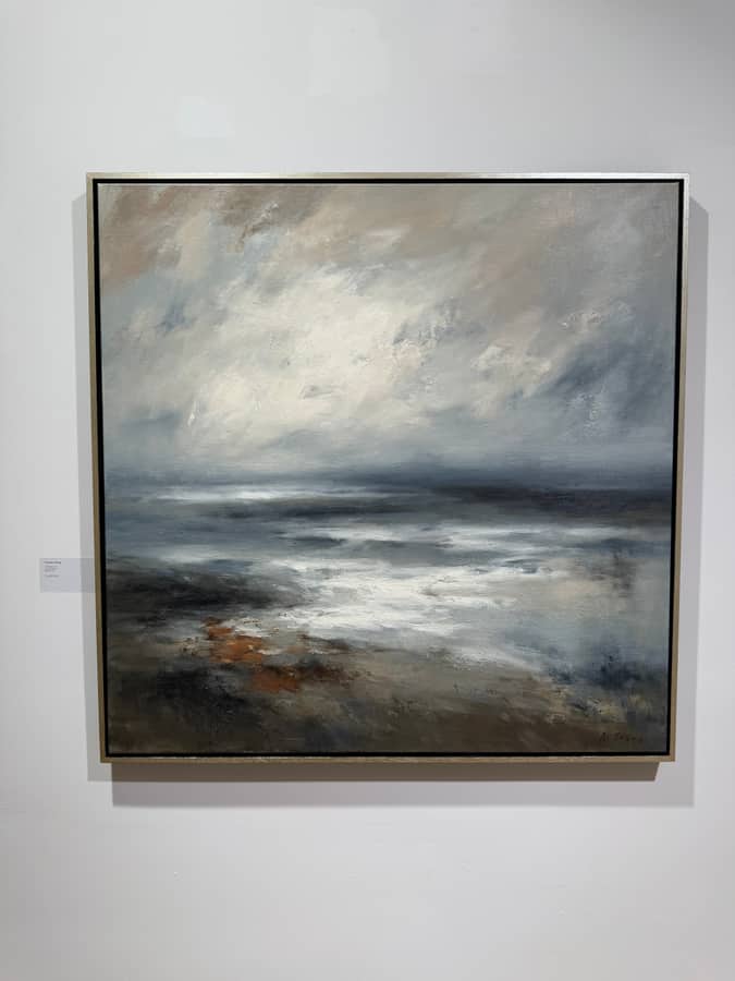 Maleri av Natasha Berg, Strandkant, hengende i galleriet