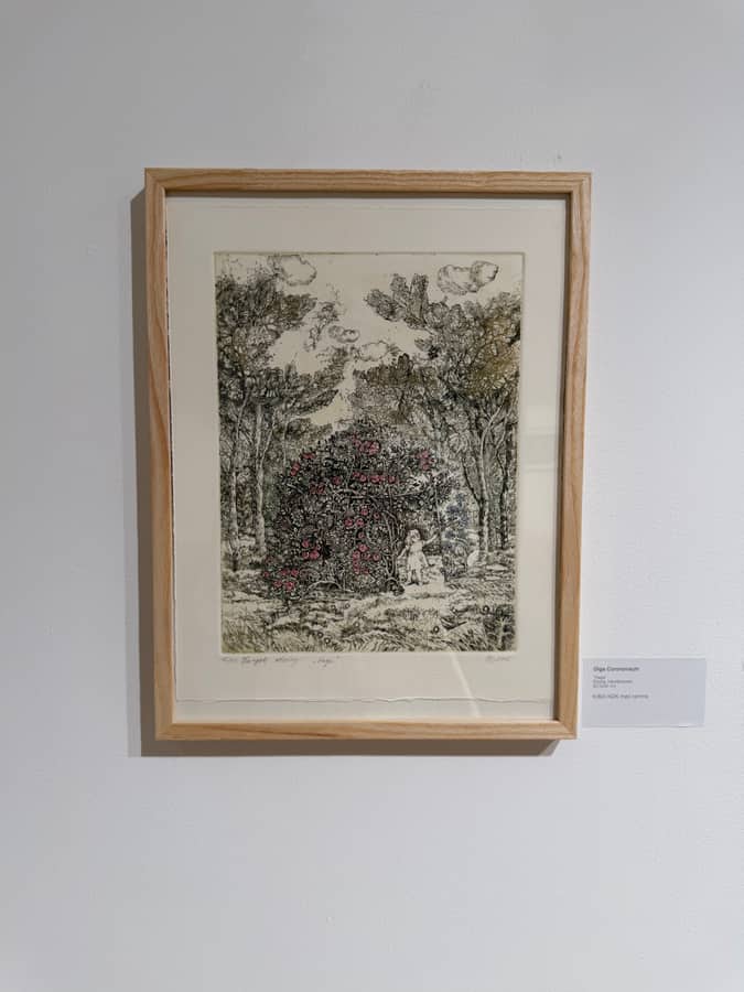 Etsing av Olga Coronovschi, Hage, innrammet i galleriet