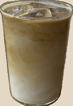 Islatte der espresso og melk fortsatt virvler rundt isbitene