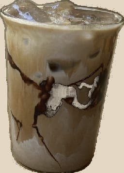 Ismoccha med sjokoladesirup langs glassveggen og is i toppen