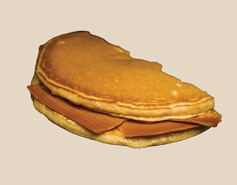 Svele brettet rundt skiver av brunost